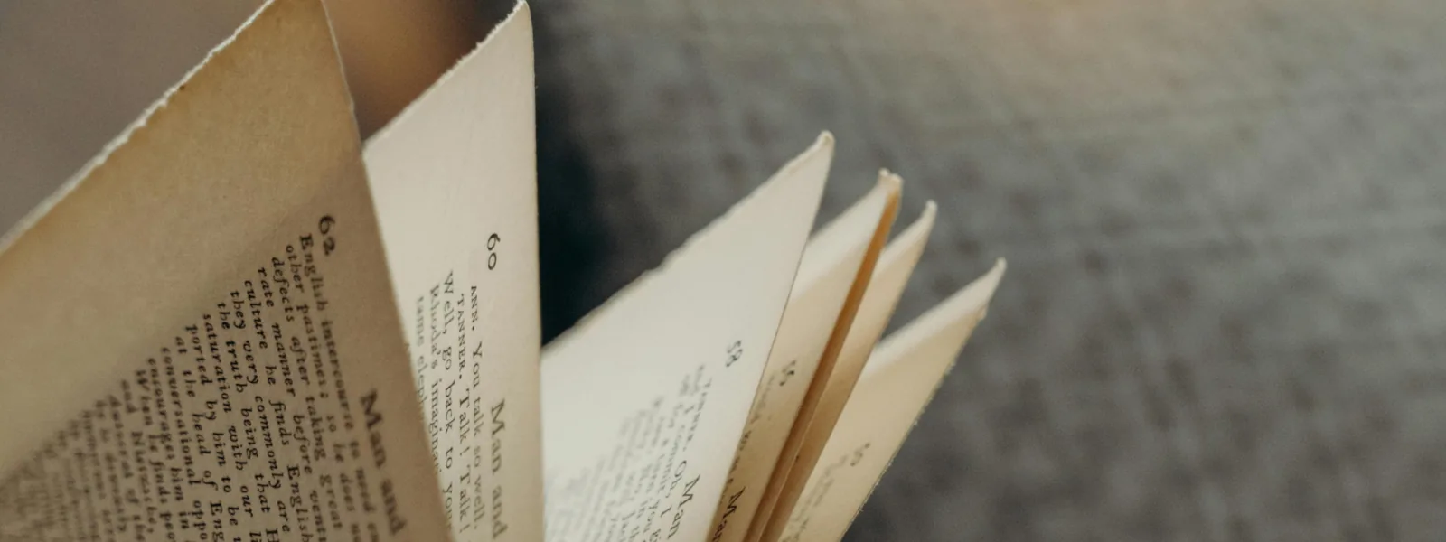 Páginas de un libro abierto, imagen de ambiente del bloque Capítulos