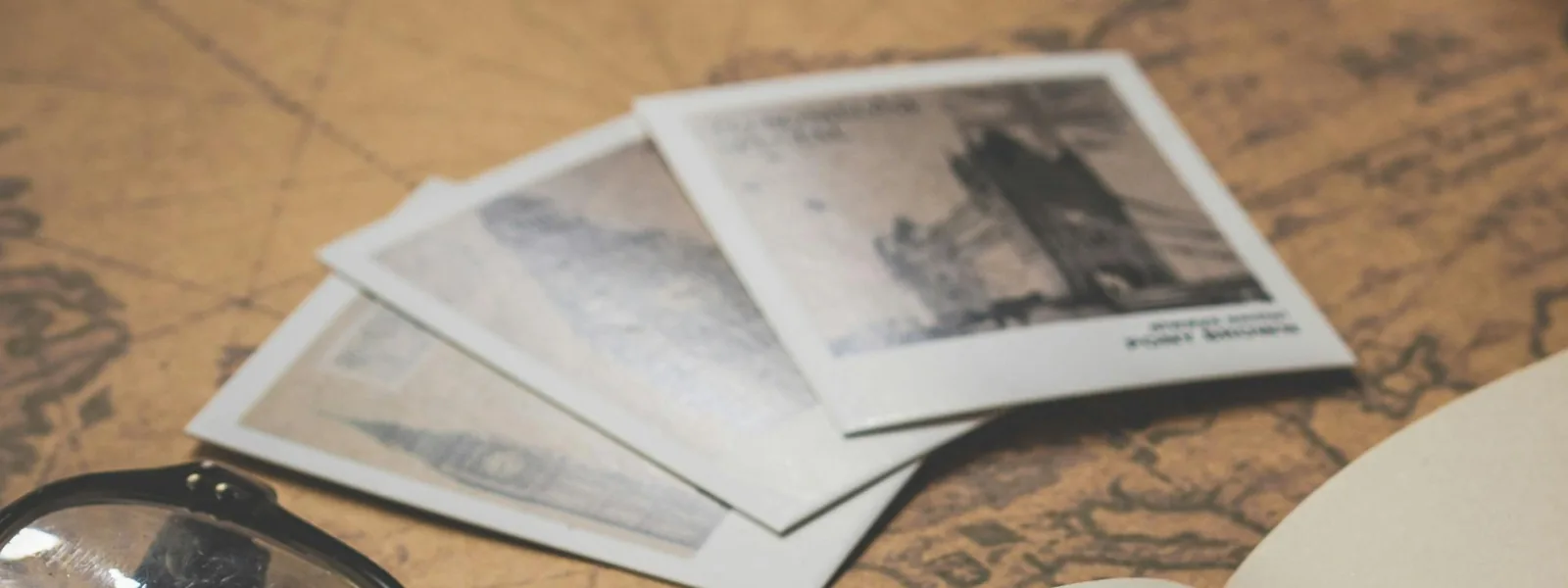 Fotografías sobre un mapa antiguo, imagen de ambiente del bloque Imágenes